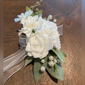 Lings Moment White Floral Corsage